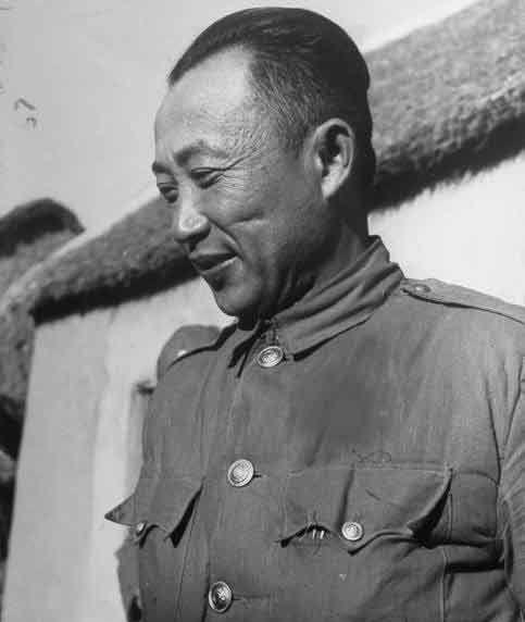 1950年，国民党中将李弥逃到台湾后，遭到弃用，他的妻子也下落不明。可就在李弥绝