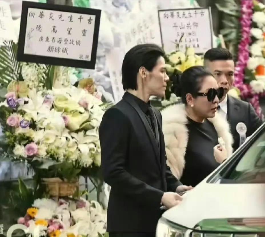 向华炎葬礼现场曝光！向太现身，排场大到像拍电影真的是活久见！向华炎的葬礼排场