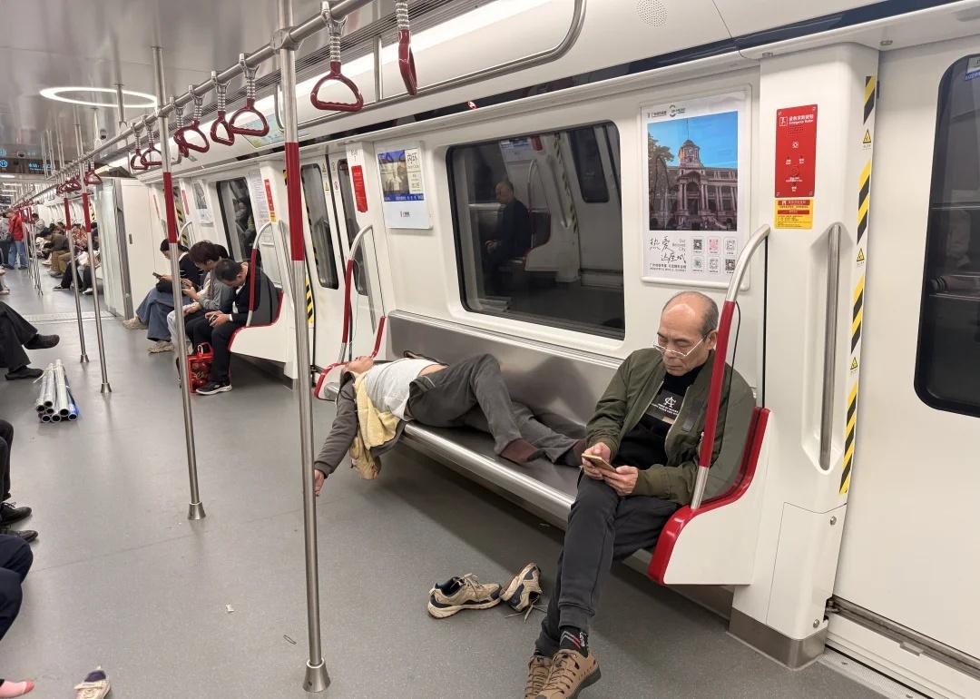 广州地铁客服真的有用！96891认准广州地铁客服看到有个大叔满身酒气脱了