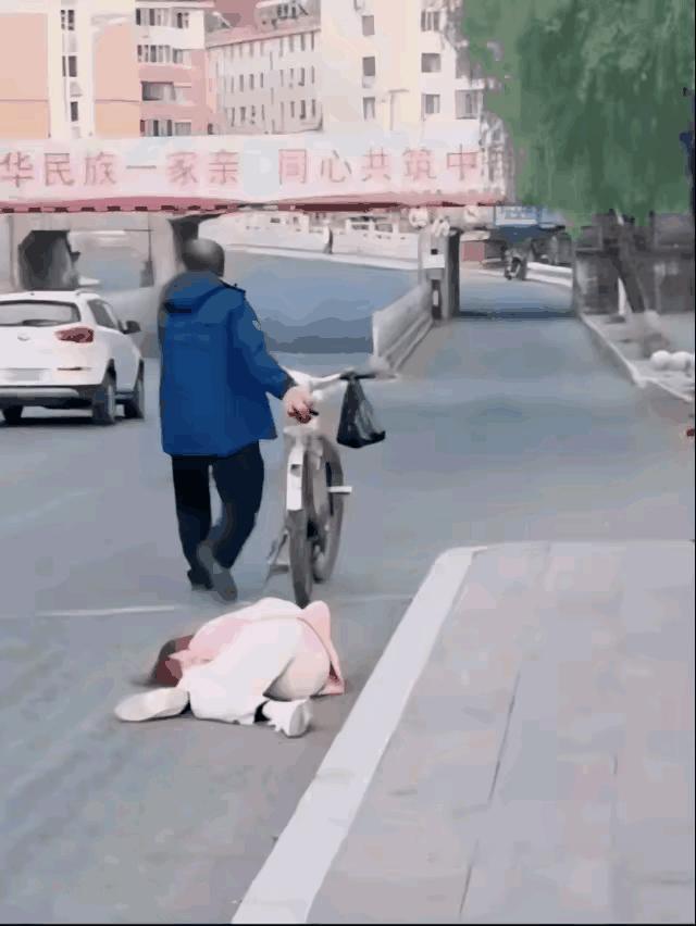 遇见他人意外，居然铁石心肠。看到这个视频，让人难以置信，现在的人都怎么了？看到有