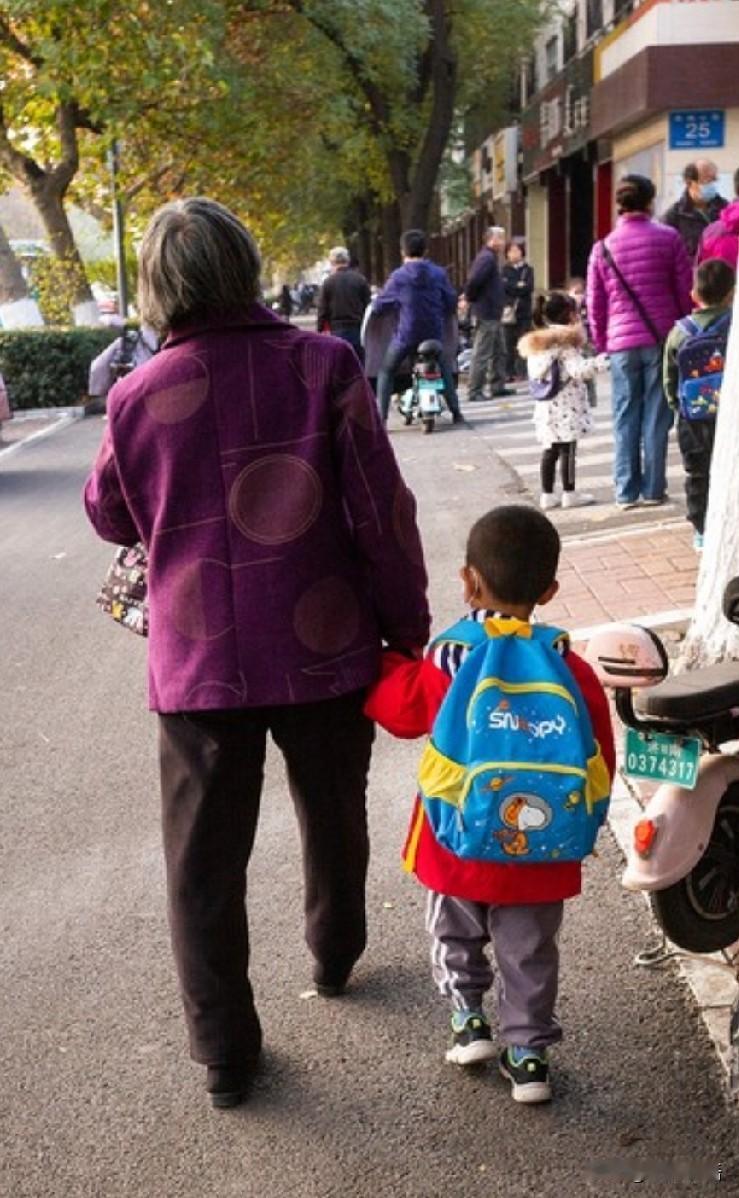 泪目:“你妈妈不在服务区，我联系不上她”李奶奶今年70多岁了，老伴过世多年，