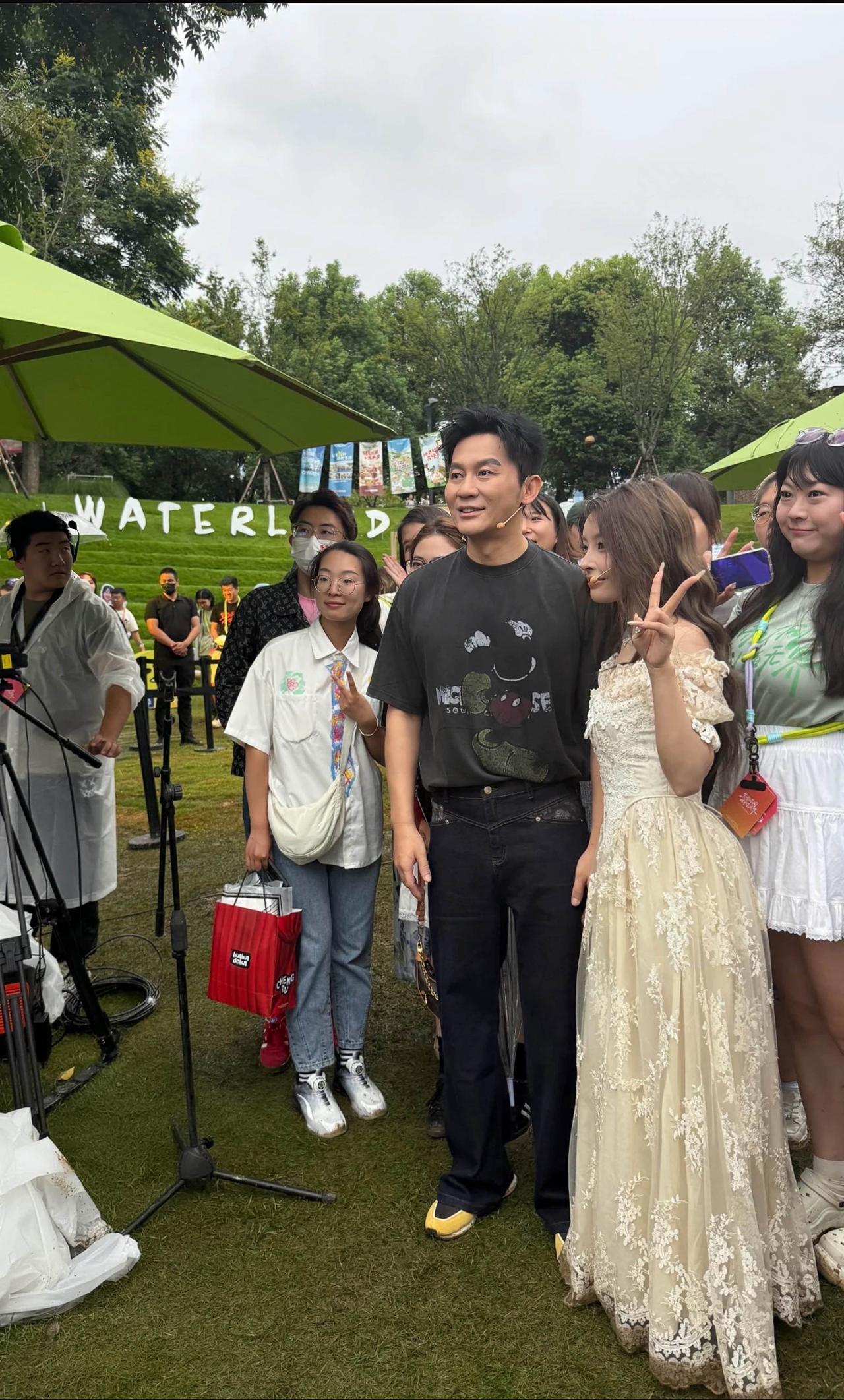 8月29日，有网友在成都麓湖偶遇李晨，他与漂亮小姐姐合影，人真的很随和nice的