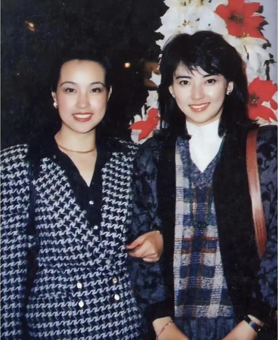 刘晓庆和胡慧中年轻时的合影。当年的两人明媚如春、风华绝代；如今的她们都是花甲