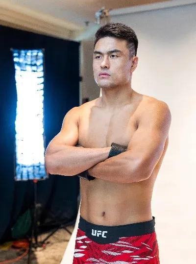 乱拳打倒老师傅！中国力量张名扬即将闪耀UFC上海站！张名扬坐拥主场之利，大概率还