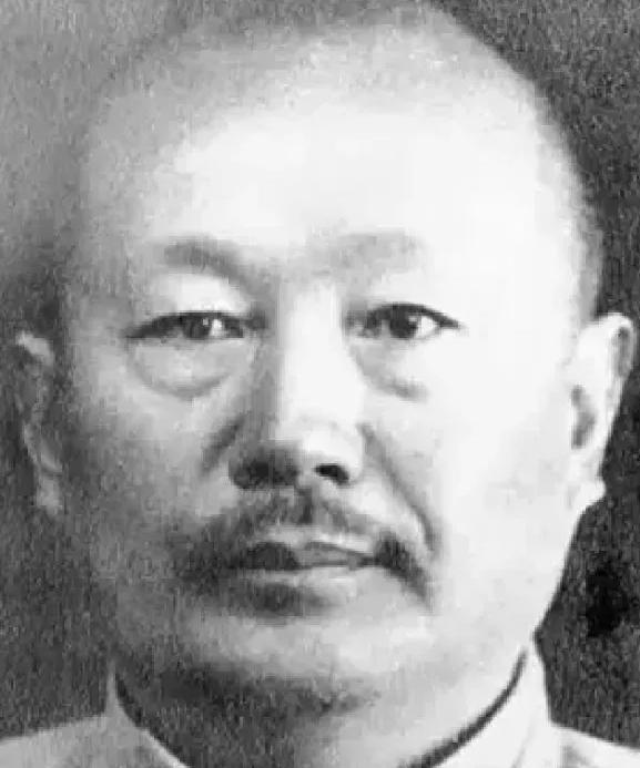 1928年初，蒋介石密令逮捕朱德。范石生当着老同学的面，反手击毙了告密者丁煦。接