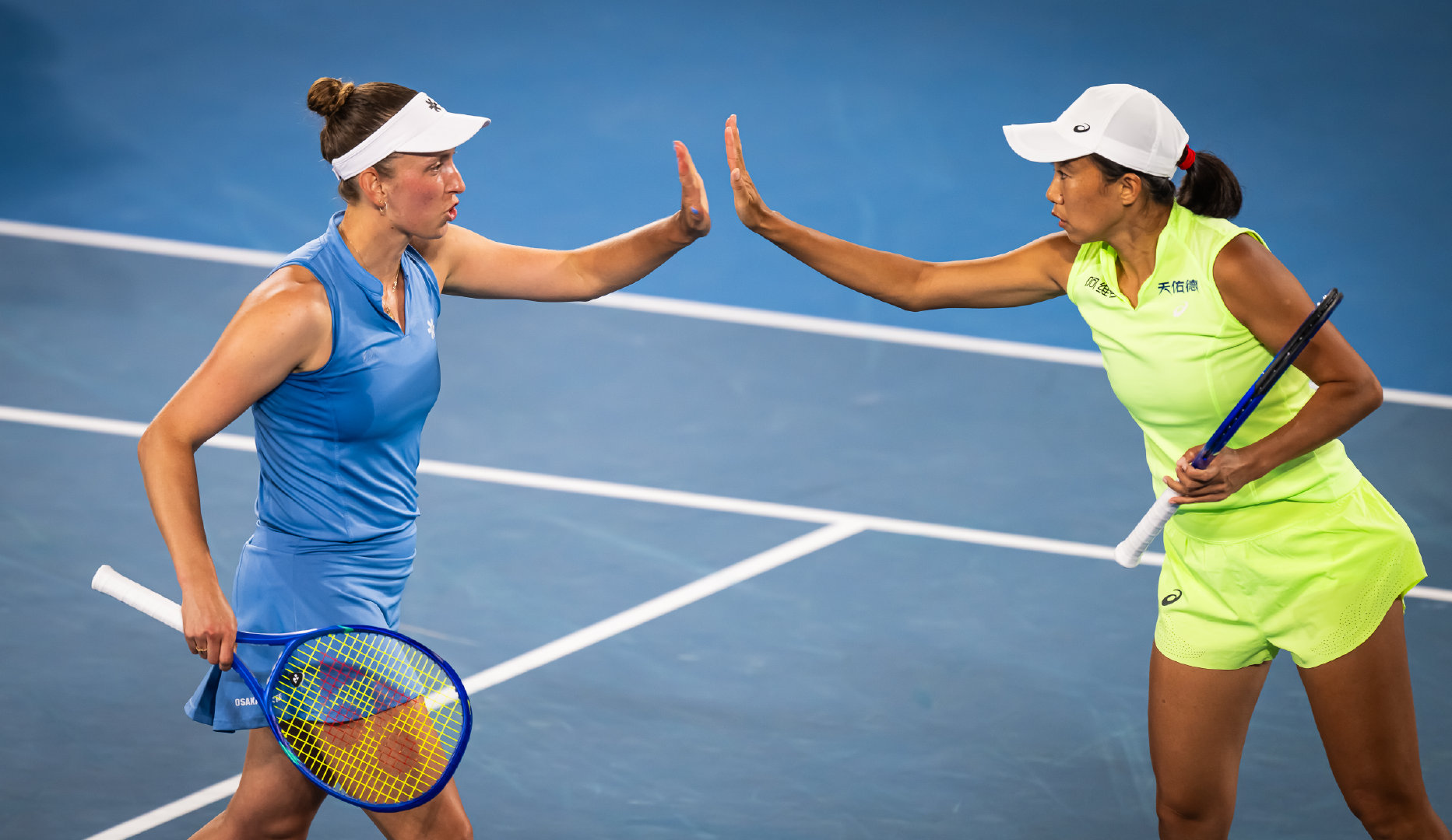 WTA1000迈阿密站双打首轮，4号种子张帅/梅尔滕斯以6-36-4击败詹皓晴