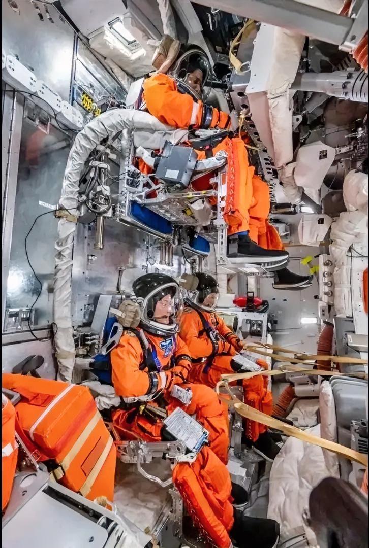 美国阿尔忒弥斯Ⅱ号发射后约2小时，飞船准备进行远地点提升变轨前，曾在国际空间站长