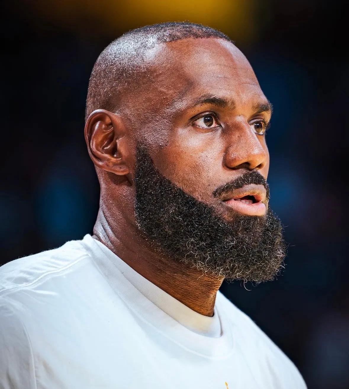 本赛季必须做出退役巡演，湖人态度强硬！美媒报道：休赛期湖人一直与詹姆斯商谈本赛季