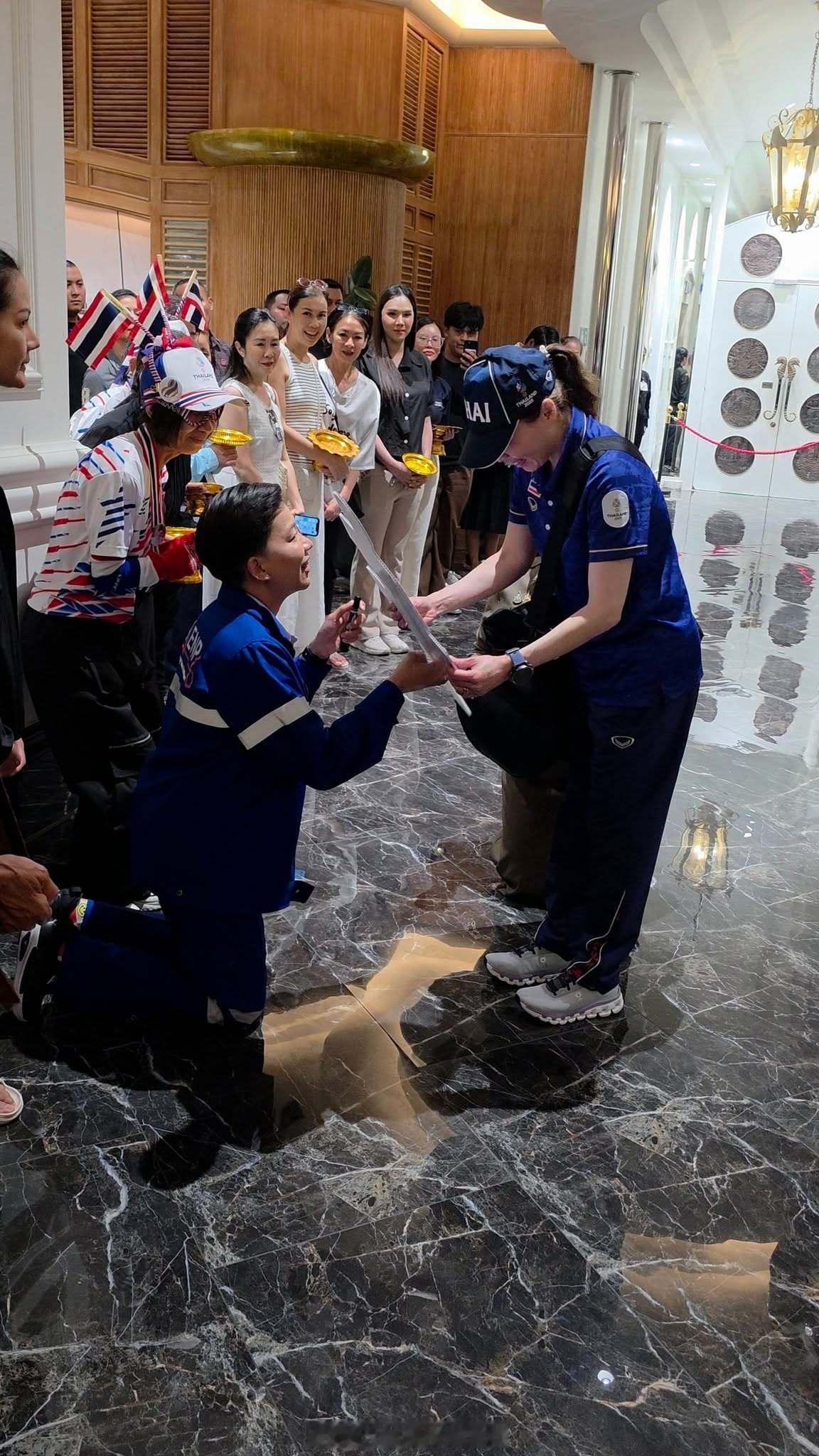 王室王室泰国王室素娘娘素娘娘在比赛期间和粉丝的互动。