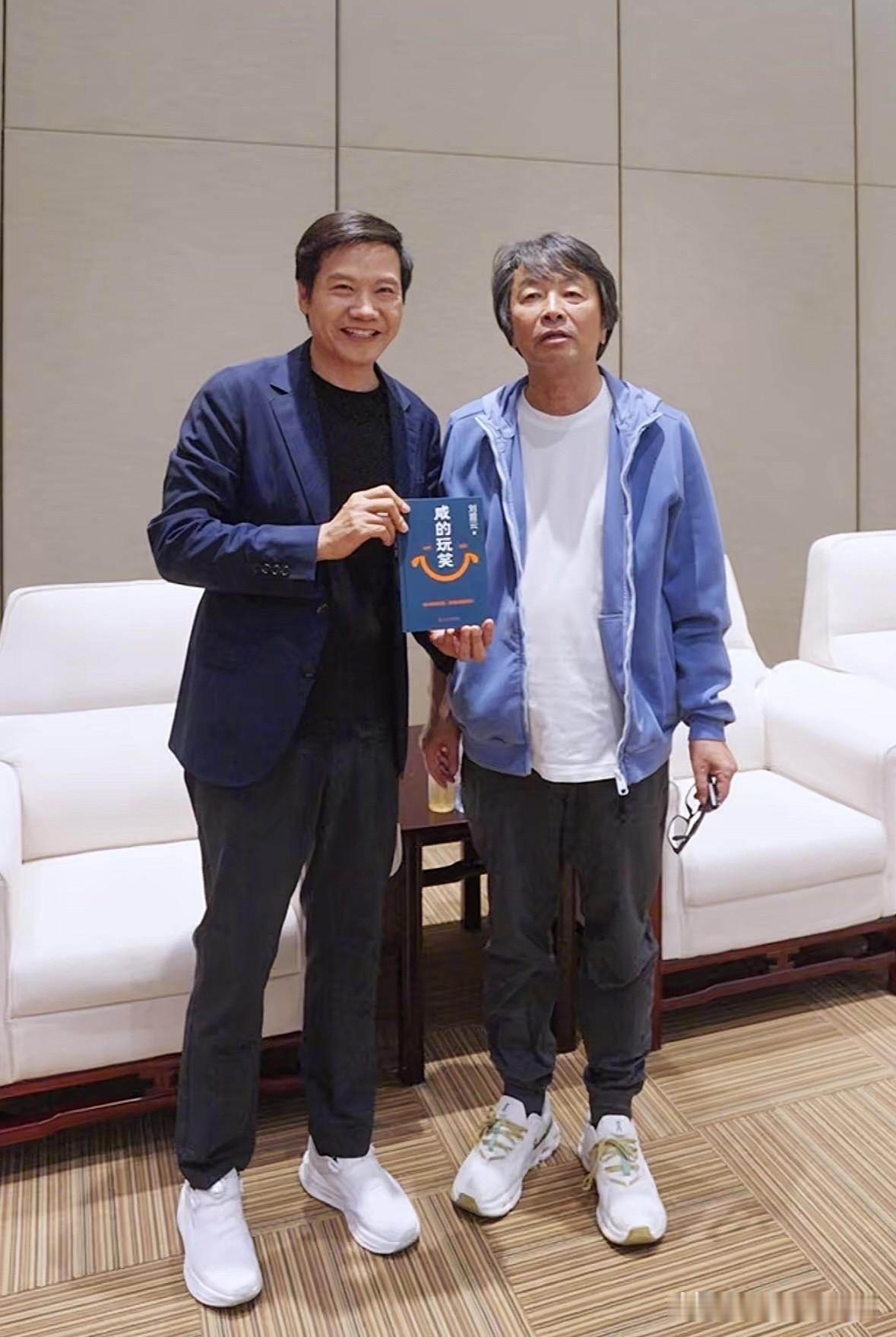 刘震云亲签《咸的玩笑》赠予雷军，最好的礼物从不是恭维，而是懂你一路咽下的咸与难。