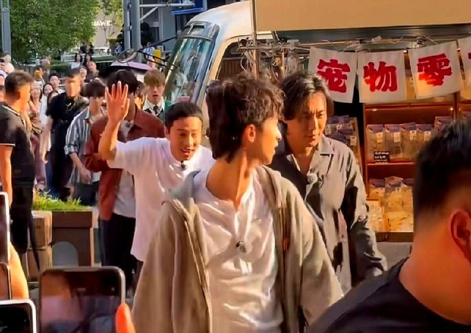 恩利穿女装被群嘲那天，热搜第一挂着“伊能静儿子又作妖”，评论区脏得没法看。我刷