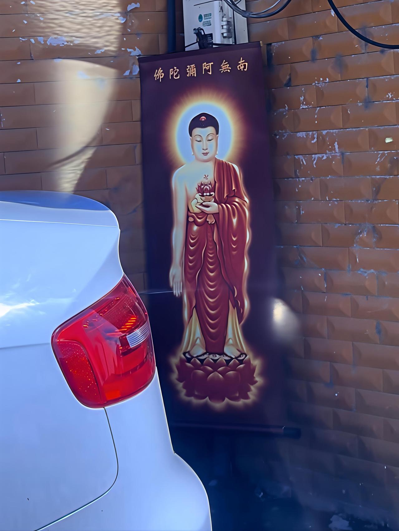 之前总有人在我家墙角解小手，我们想了一大堆办法都没用，直到我姑父让我们把这幅像挂