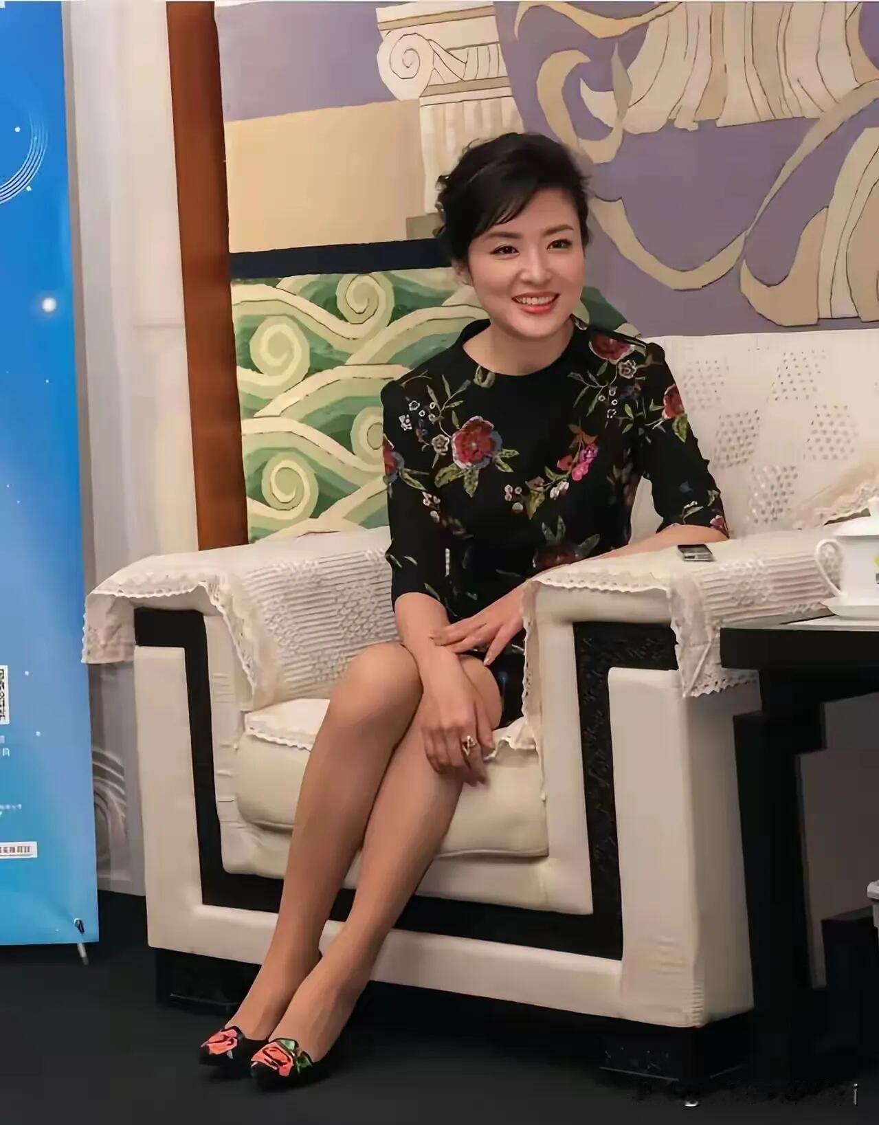 她年轻当主持人的时候,这气质估计是万里挑一的吧,不仅颜值高,才华横溢,成为了央视