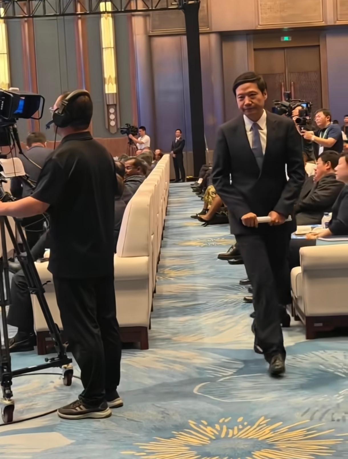 真没想到“身经百战”，参加无数次会议和发布会的雷军竟然也有既紧张害怕又小心翼翼的
