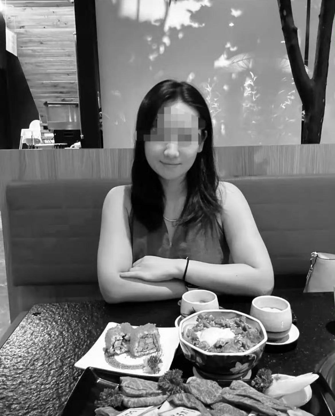 被毒蛇咬死的女子表哥又发话了，他采访中透露了几个细节：1、女子是辽宁人，此前