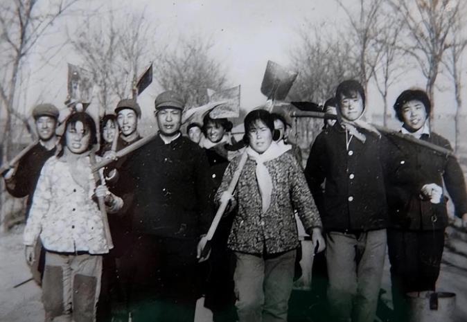 1968年秋天，一张写着“上山下乡”的通知悄无声息贴在了北京一所中学的墙上。