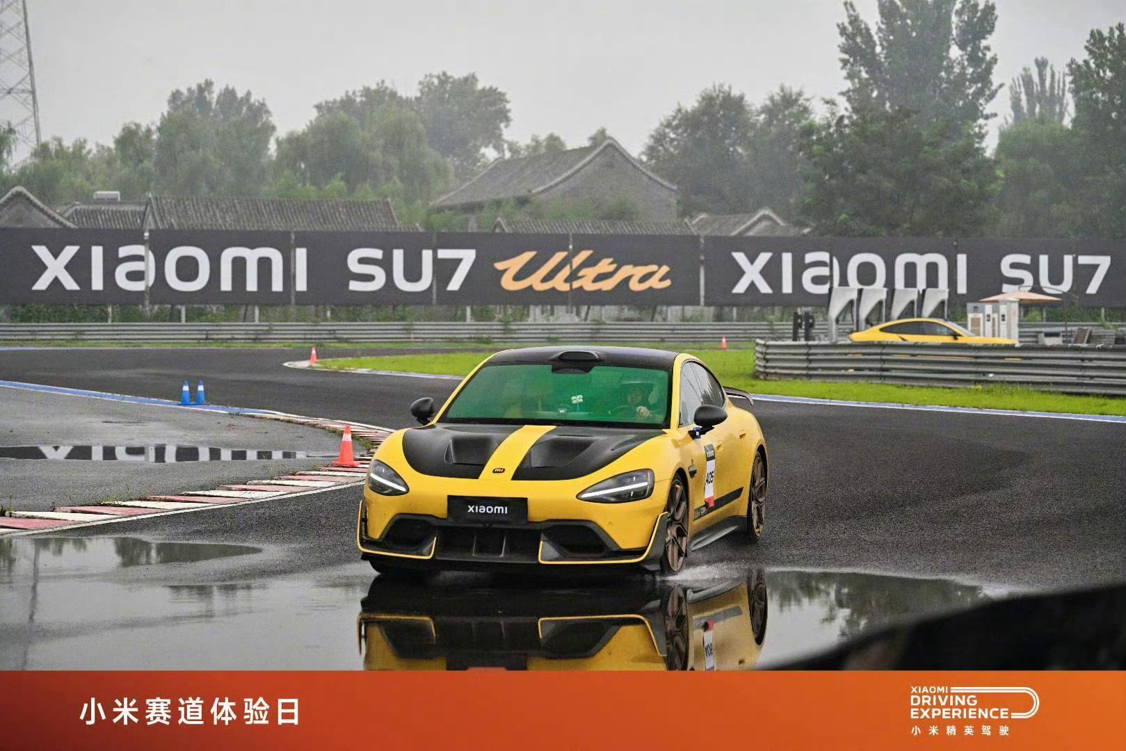 雷军雨天健身房打卡2025年健身房打卡73次，还差27次!​​​