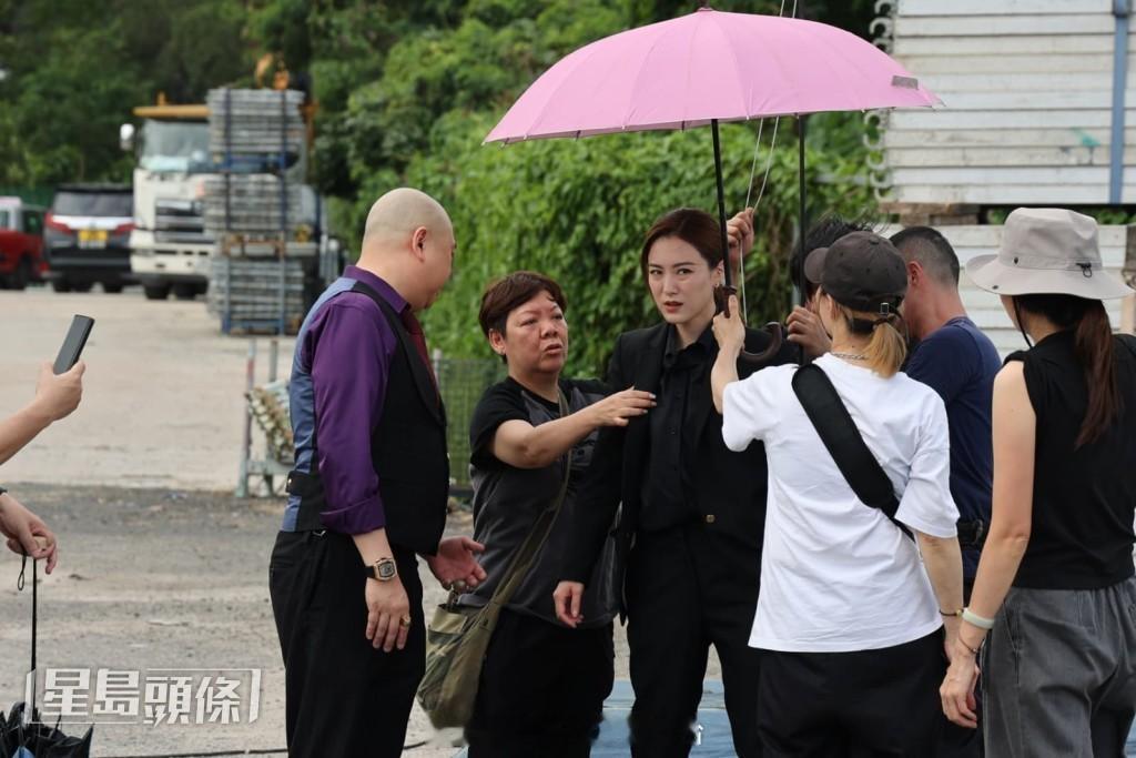 星岛：警是個大佬｜王敏奕挑战人生高空戏被吊6层楼高拍大结局提前向曾国祥报备王