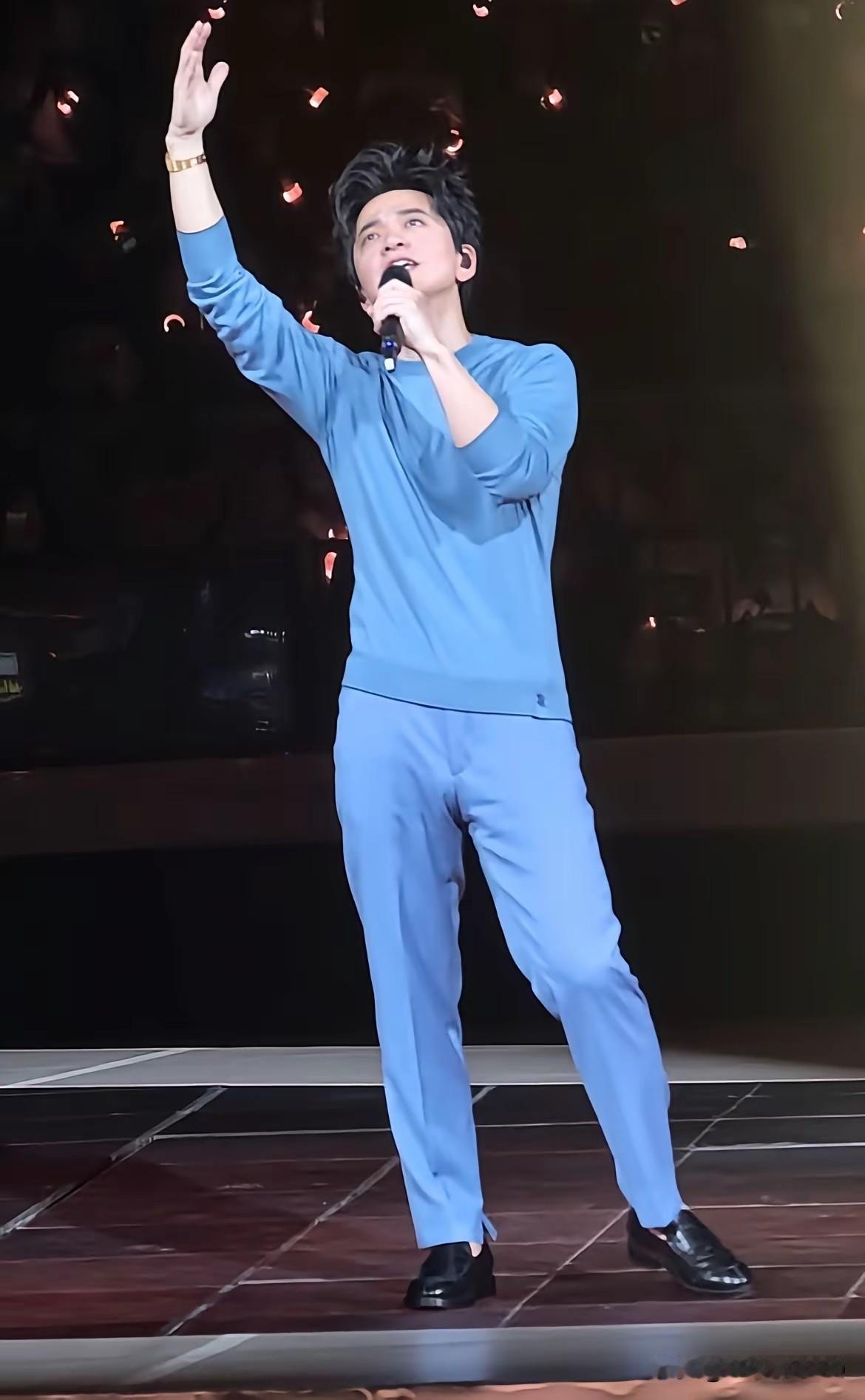 李健穿衣真的很随便，隔远看李健这套蓝色休闲服饰就像是家居服，甚至有的粉丝说更像是