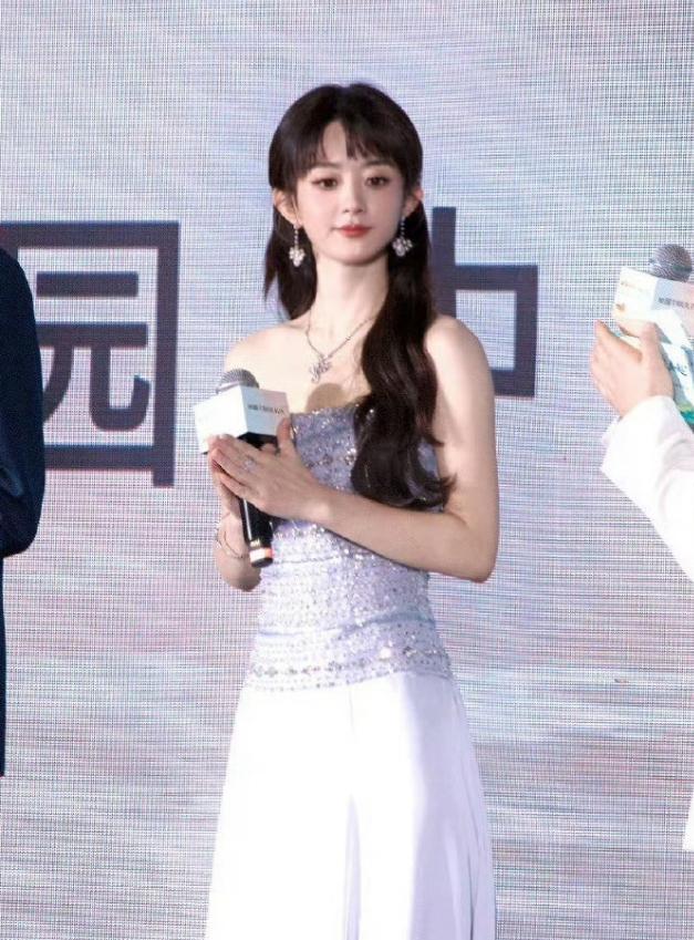 赵丽颖的项目保密程度是真高代言纪梵希香氛，也是到了临近官宣的时候，纪梵希柜姐看