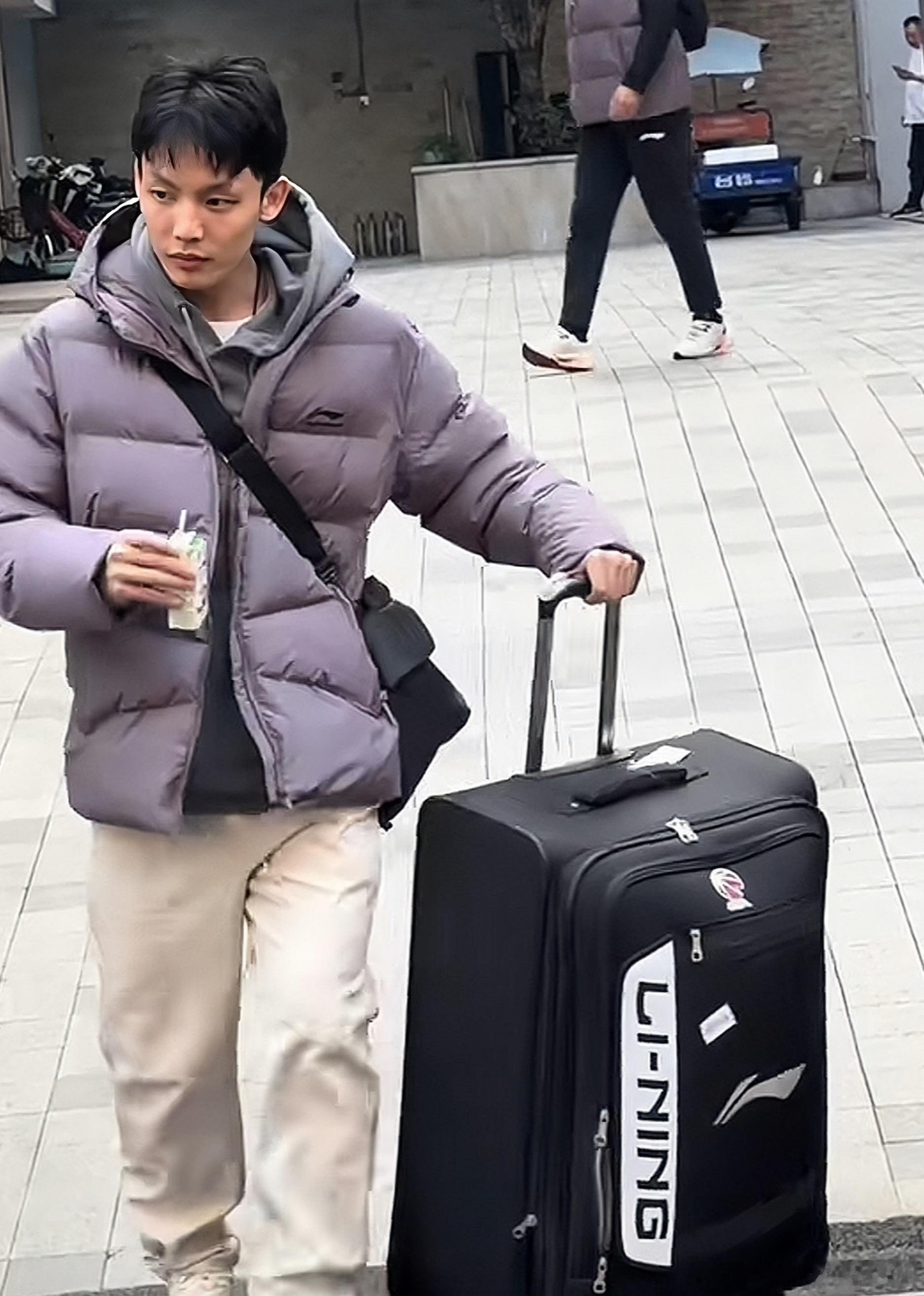 开始四连客的征程，广东宏远男篮全体成员一大早就出发了！四连客赛程，山西男篮，天津