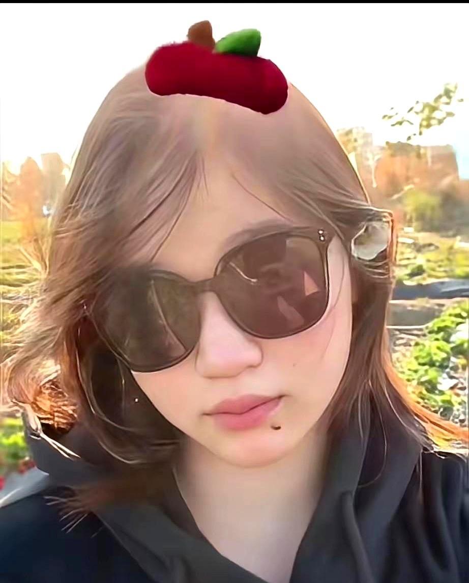 全红婵回湛江老家摘草莓这几张图，倒是让人品出点不一样的味道，染着渐变发色、涂着奶