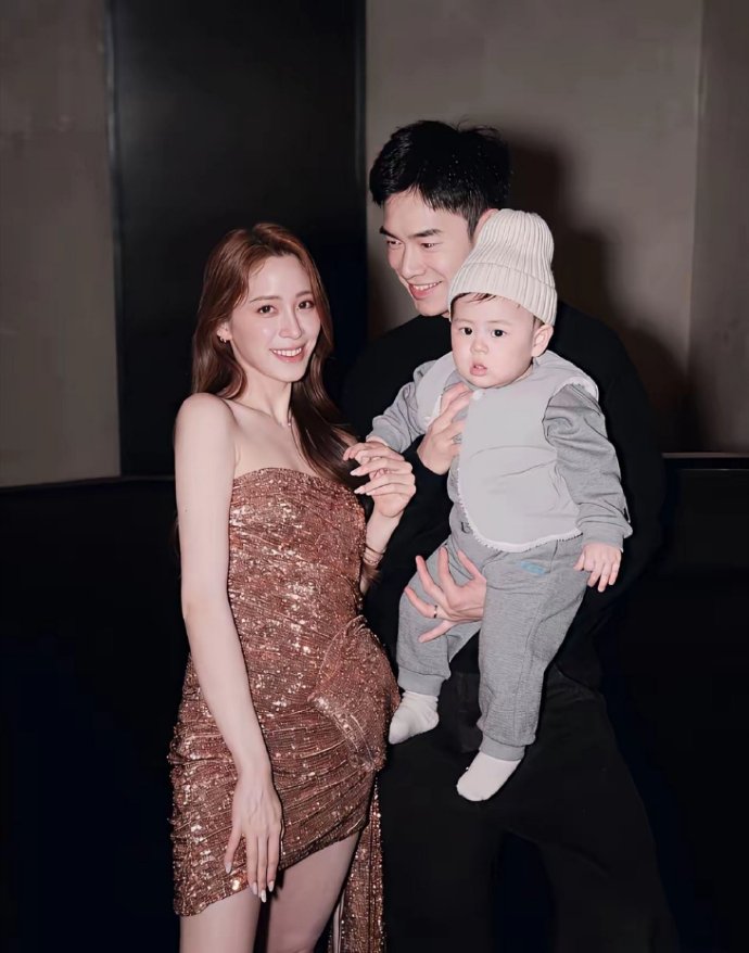 欧阳妮妮和张书豪晒一家三口照，她们把小宝宝养得白白胖胖的，好奶乎可爱