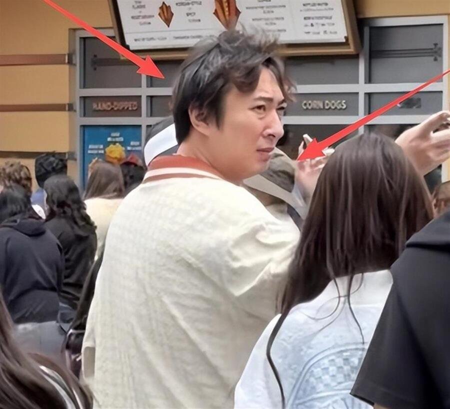 王思聪带女友度假，状态糟糕，白头发多、穿着潦草差点认不出