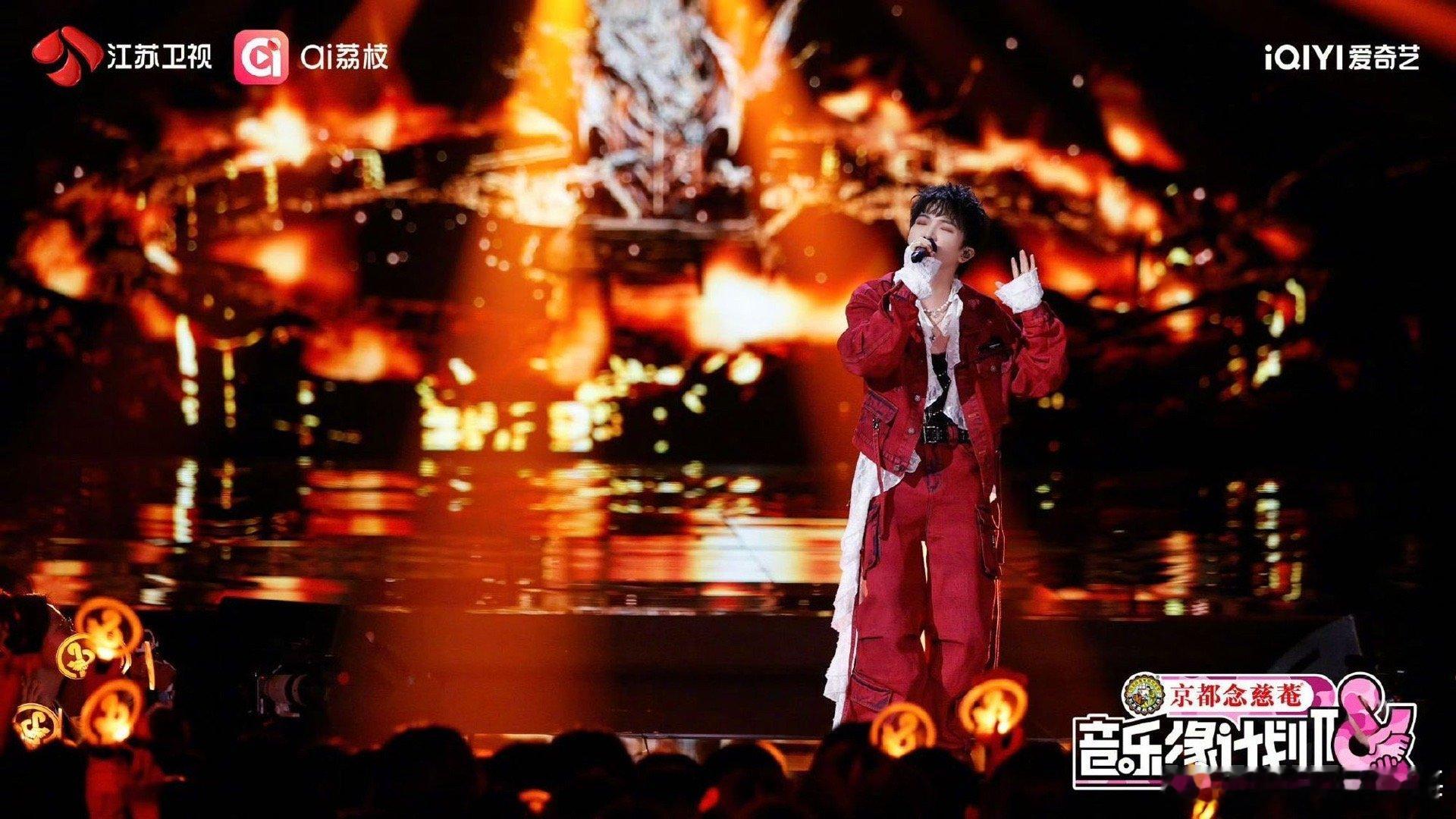 是谁的DNA又动了？周深卷毛等于开大预警，这已经成为歌迷间的共识。期待他今晚再次