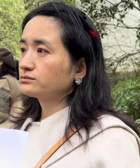 大龄剩女雅典娜通过剖析自己让广大男同胞看清了剩女为何物，婚姻为何物，幸福为何物，