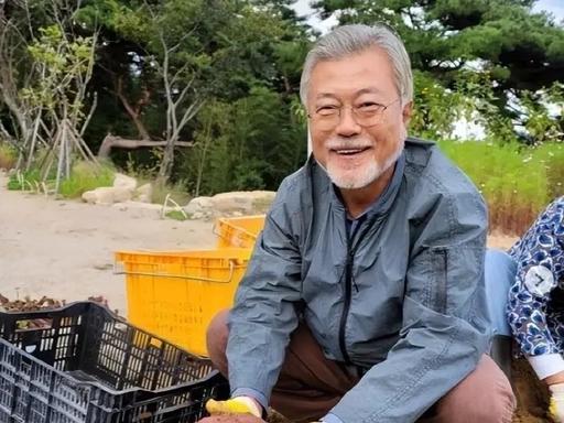 文在寅从韩国总统的位置上退休以后，归隐乡间，平日种菜劳作、经营书店。他每月可领取