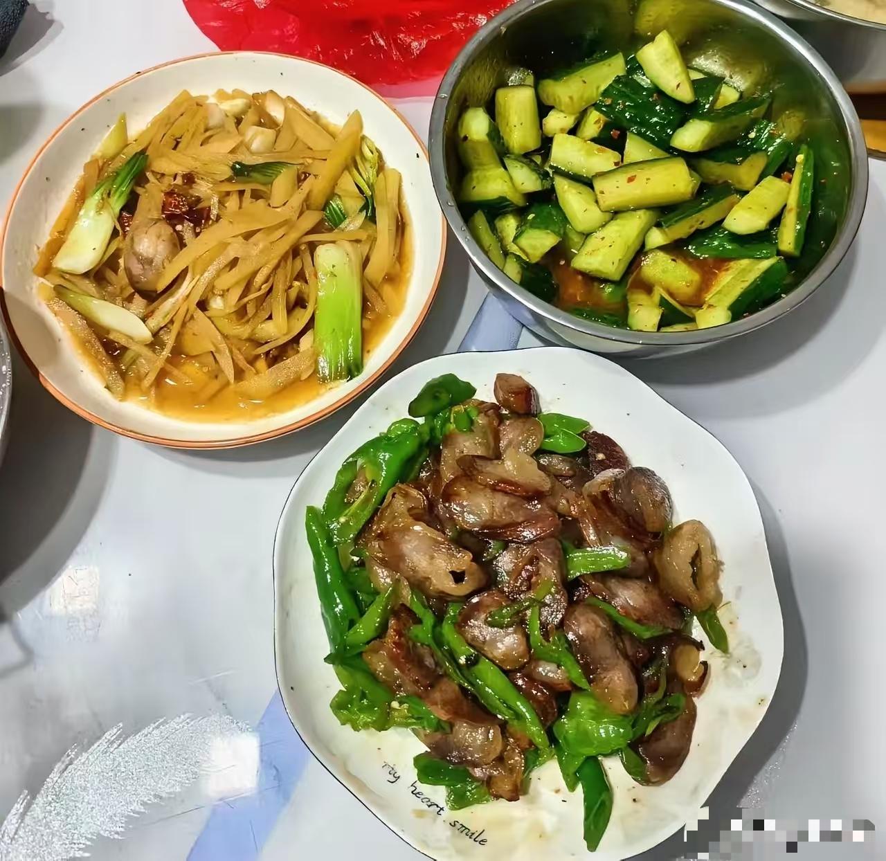 婆婆翻菜的毛病让人很反感，更没有食欲吃饭，剩一口倒垃圾桶里，我从来不吃别人的剩饭