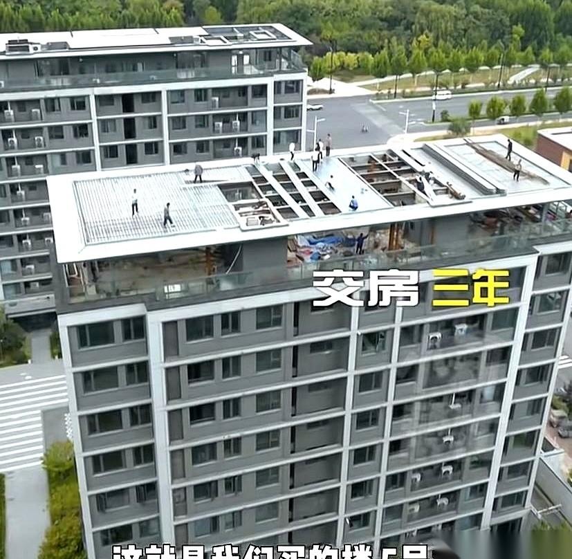 “轰隆”一声闷响，天花板上的吊灯跟着剧烈晃了三下。据河南周口网传的画面显示，一辆