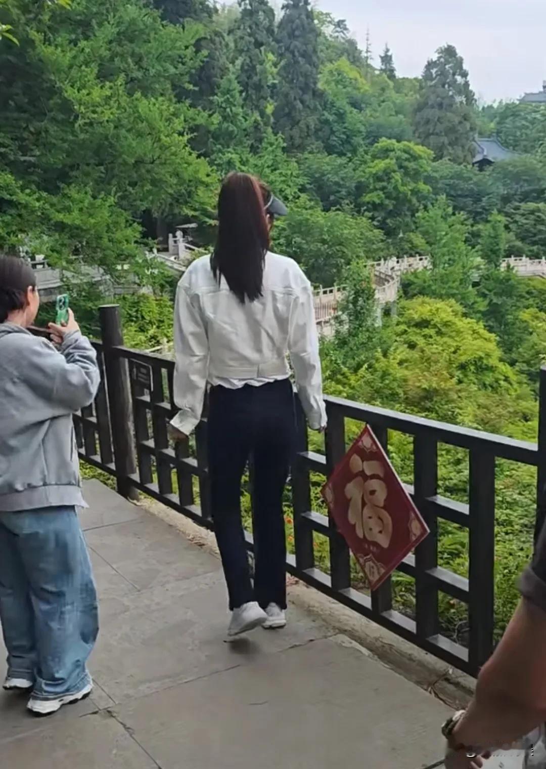 熊黛林和老公郭可颂现身杭州径山寺游玩，生图依旧好漂亮，两口子的看起来感情超好！