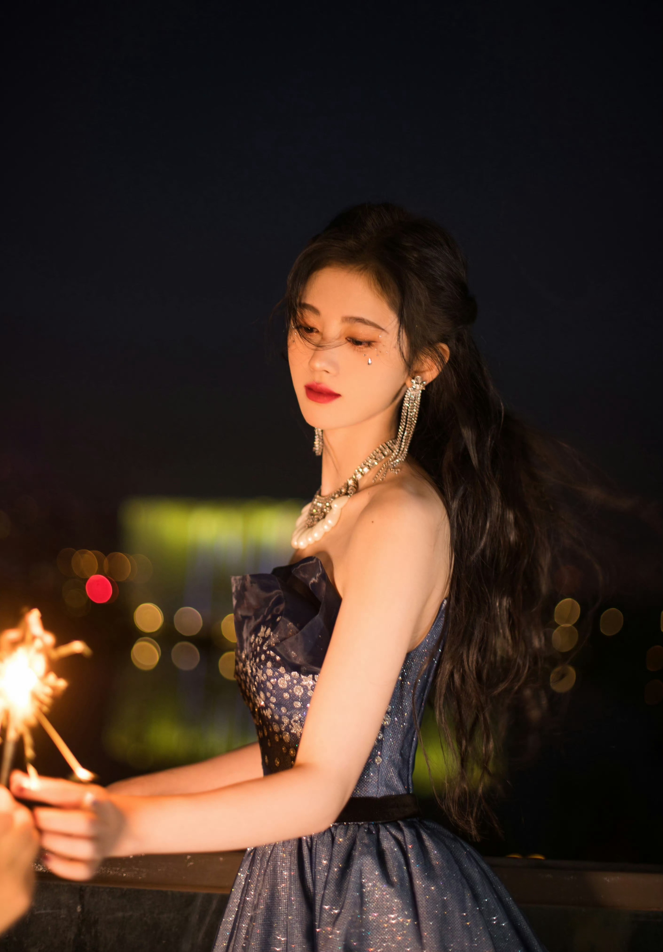鞠婧祎，蓝色星钻抹胸纱裙​​​