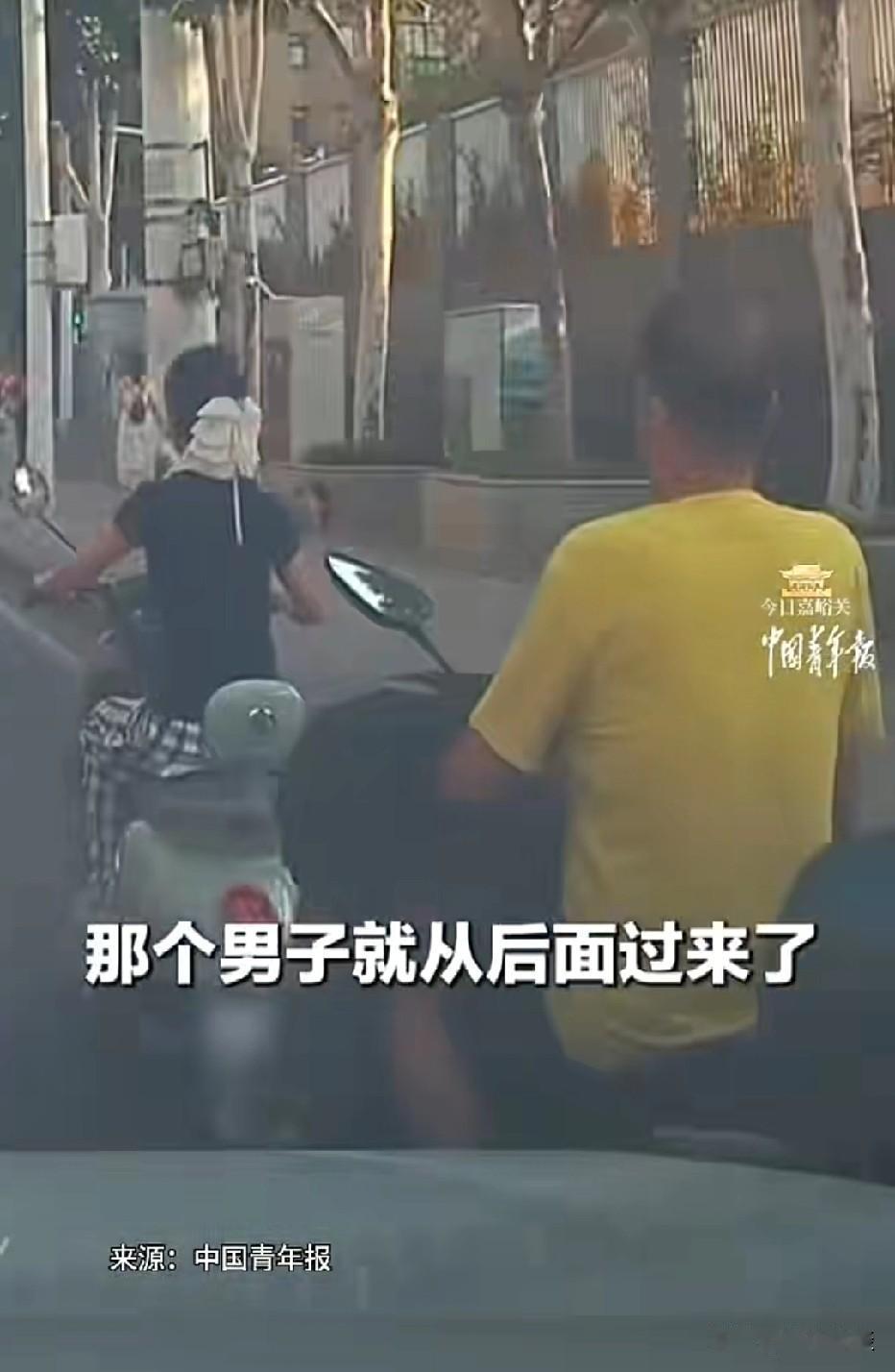 湖北武汉，女子骑电动车在路上，前面发生拥堵，女子降低车速，不料，后面骑电动车男子