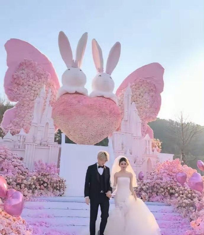 8年爱情修成正果，鹿哈向27岁女友求婚了，现场一片粉色海洋加可爱兔兔造型，他真的