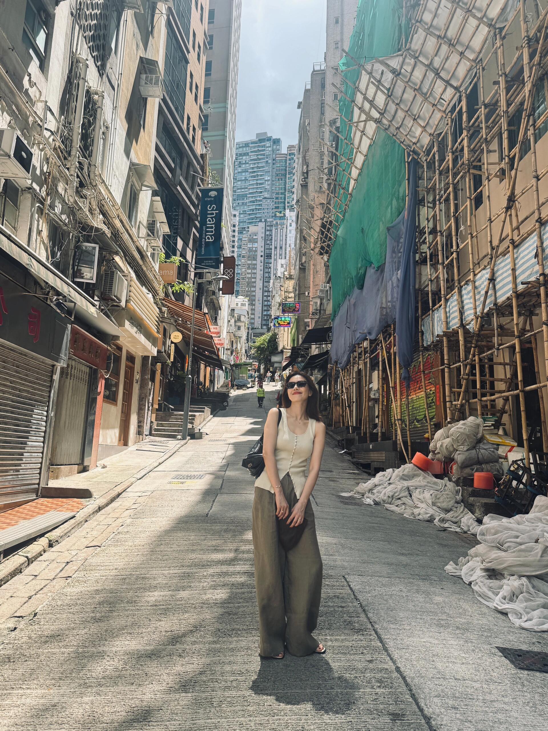 高圆圆在香港✨好松弛好时髦~高圆圆高圆圆吧唧就给了闺蜜一口​​​