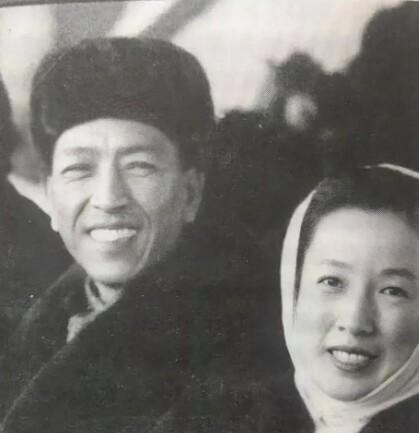 1950年，中国驻瑞典大使耿飚遭到了瑞典军官的轻视：“大使先生，你带过多少兵？”
