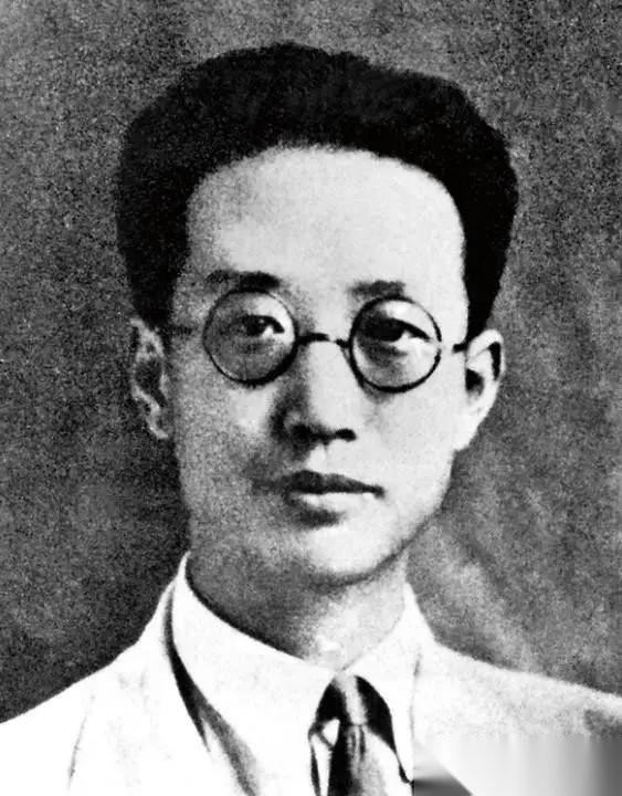 一同参观瞿秋白纪念馆，朋友问道：“瞿秋白相当于什么地位？”淡然一笑：“他是党内极