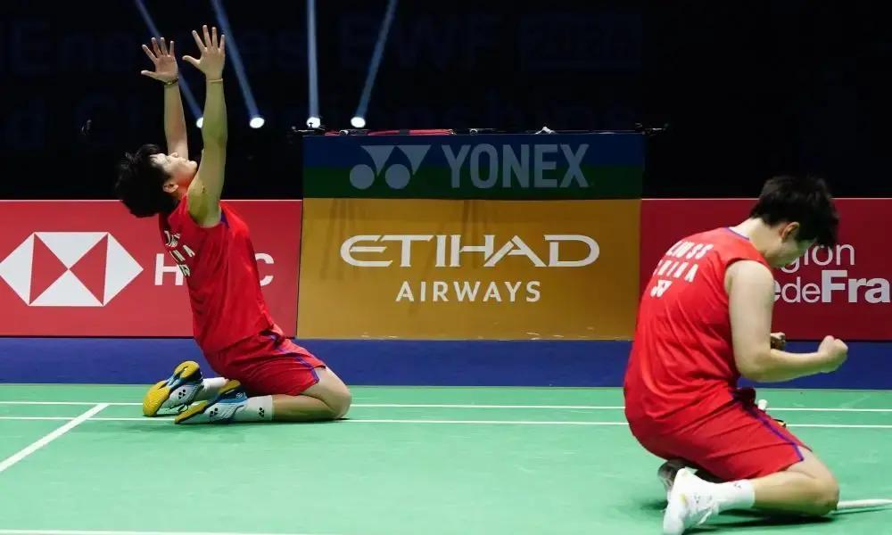 国羽这次真是扬眉吐气。2025年世界羽联评奖，咱们一口气拿了三个大奖。石宇奇包揽