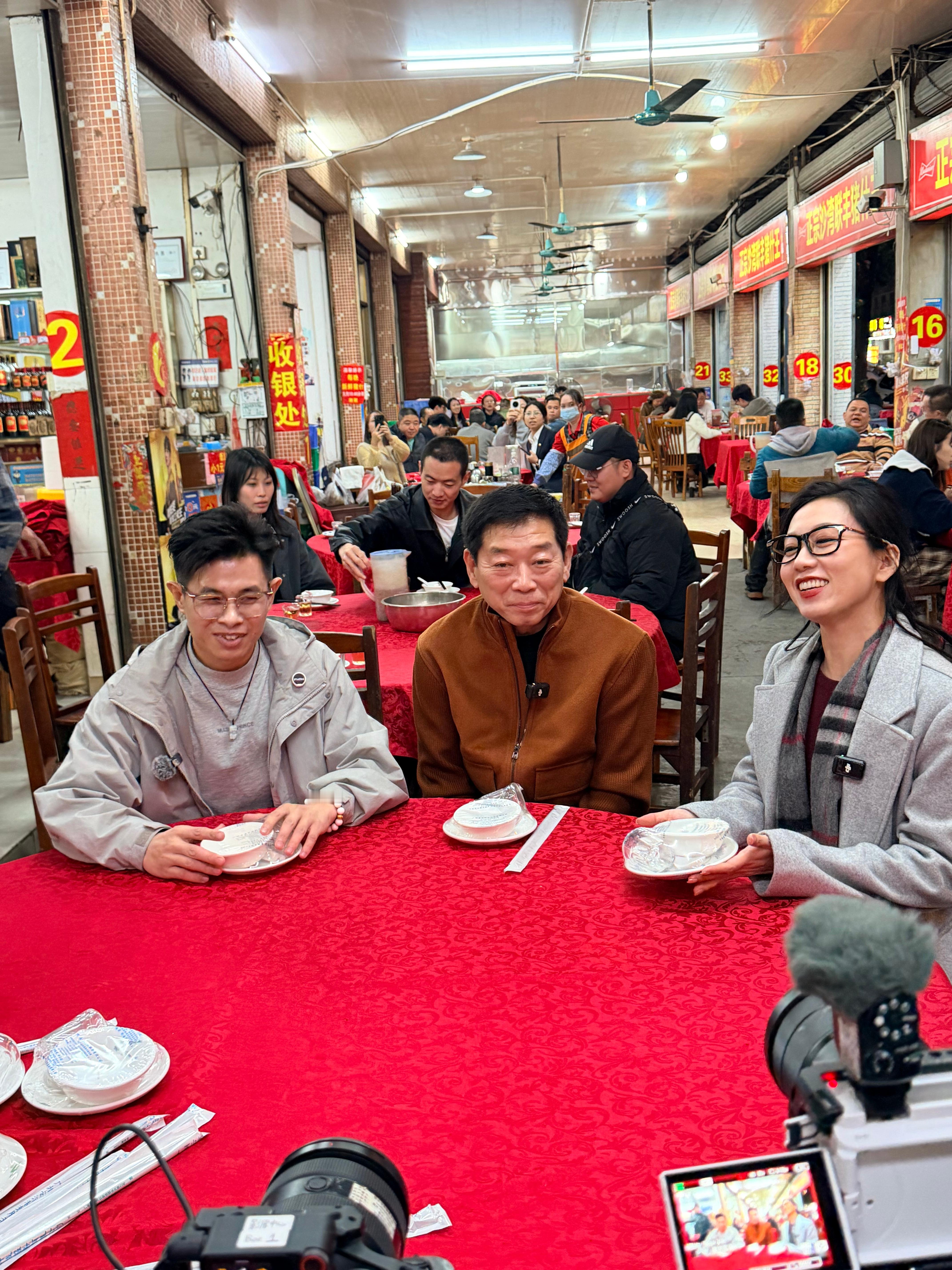 大佬们的爱好千奇百怪，但没想到长城汽车的魏建军跑到广州，在街边小店被一碗猪杂粥给