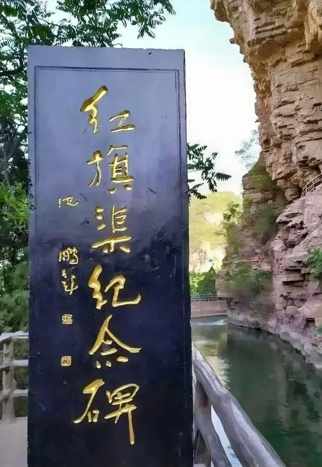 沈鹏的很多题匾都是这种风格，用草书的用笔习惯写行楷，这是为了便于大家识别。当然，