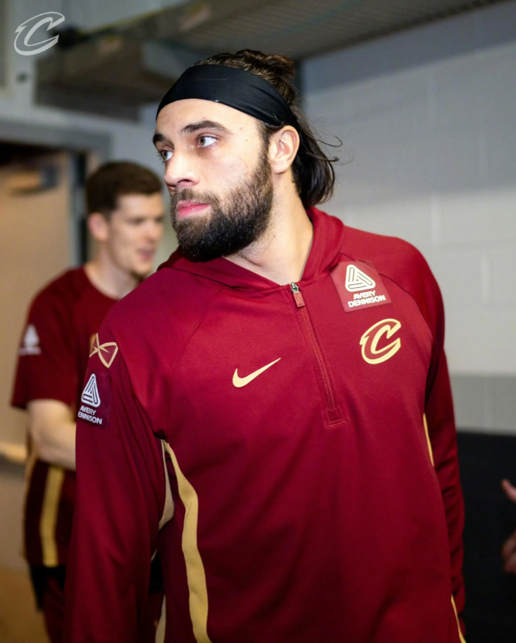 斯特鲁斯篮板太关键！完美适配骑士小阵容尽管仅出战4场比赛，马克斯·斯特鲁斯场均