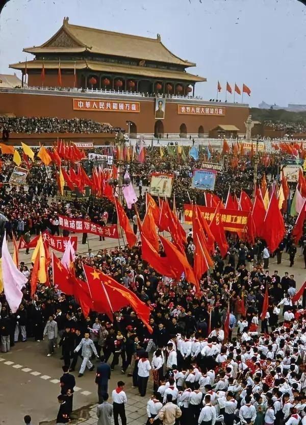 毛主席留下的是五千亿斤粮食，五百万吨棉花，二十多亿美元，六百多吨黄金，还有两万多