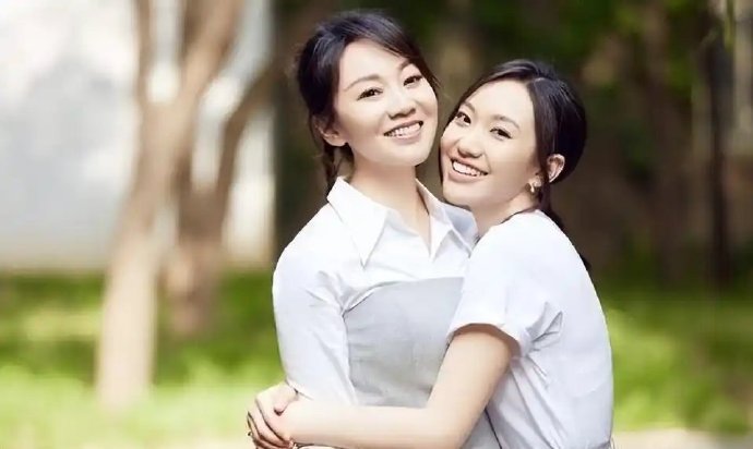 看看闫妮与女儿合照，好喜欢闫妮的精神状态啊，跟女儿拍很惬意自洽！