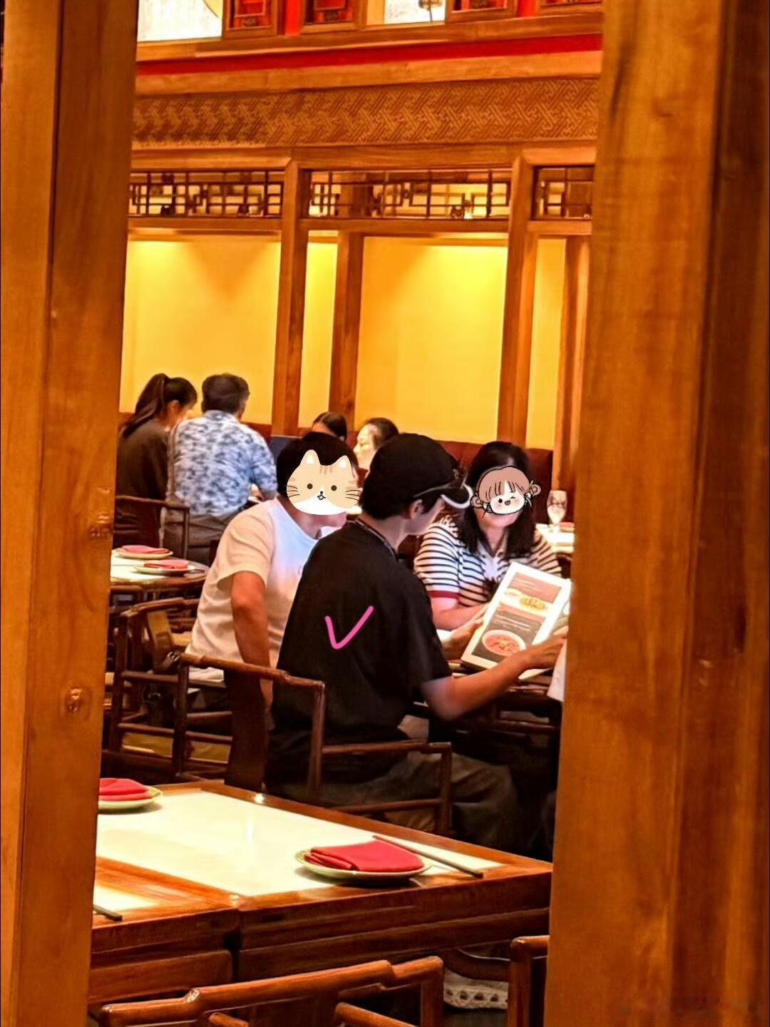 杨洋好乖啊有假期就陪父母旅游！