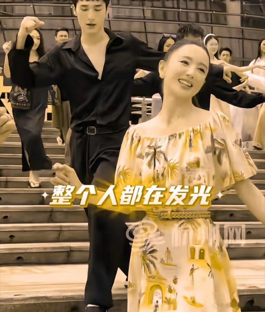 大家发现没？佟丽娅越来越不对劲了，她明明都42岁了，孩子都生了，没有想到居然还这