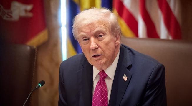 炸锅了，11月1日美军在加勒比海突然动手，一艘船被直接炸得燃起大火，船上3人连开