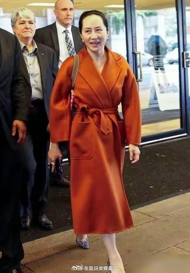 看完孟晚舟的打扮，我悟了：穿大衣不配“打底裤”，才更优雅高级